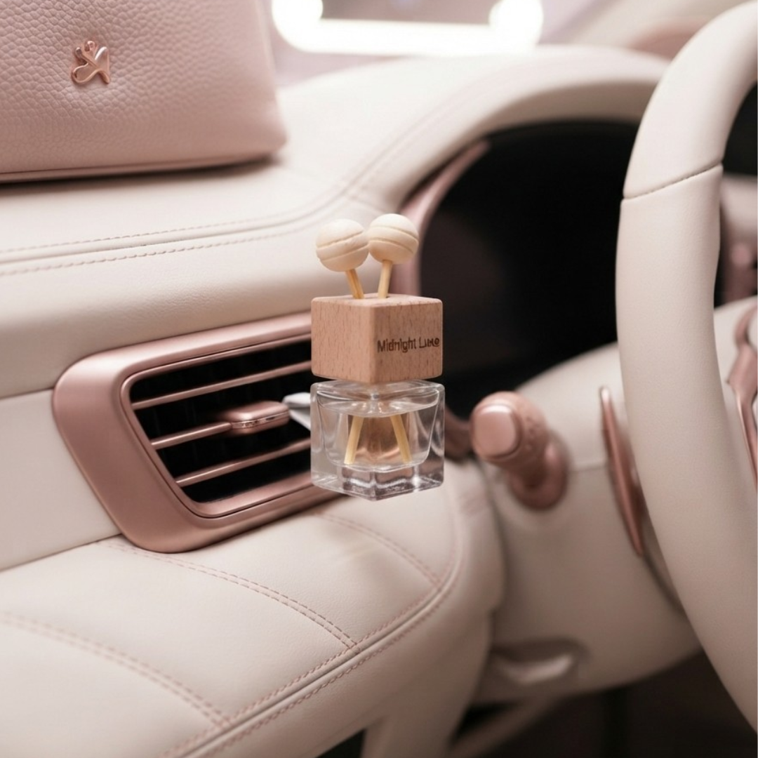 Prémium minőségű Midnight Luxe autós illatosító fapálcákkal, stílusos és luxus hatású rózsaarany színű autóráccsal és belső térrel.