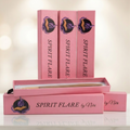 Spirit Flare Palo Santo füstölőpálca csomag három pink dobozban, egy nyitott dobozban látható füstölőpálcával