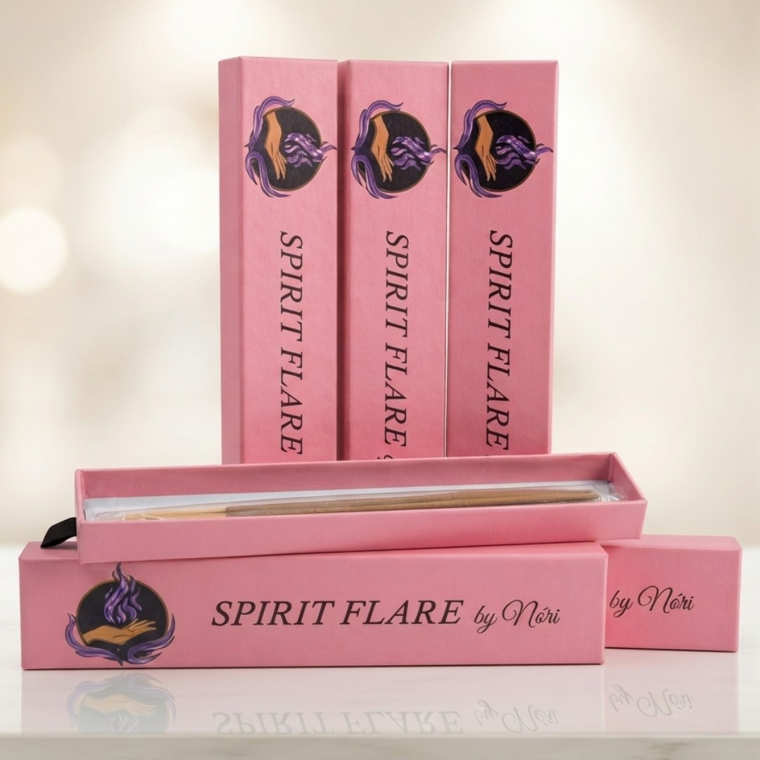 Spirit Flare Palo Santo füstölőpálca csomag három pink dobozban, egy nyitott dobozban látható füstölőpálcával